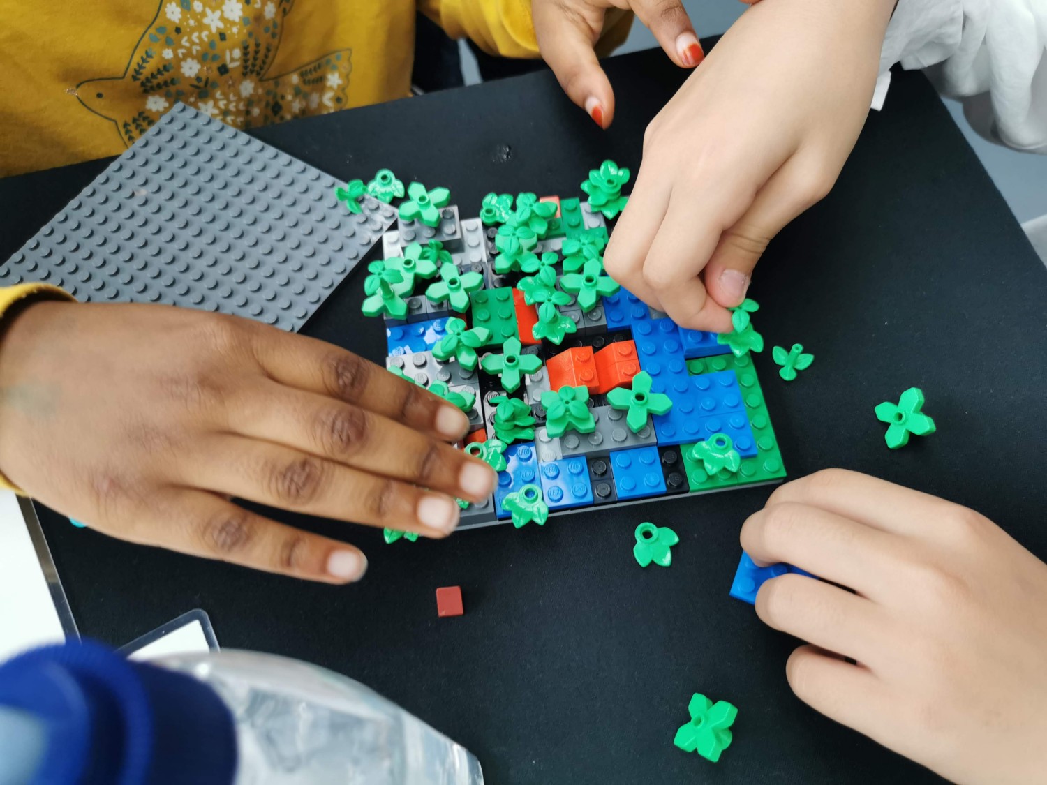 Kinderen bouwen een klimaatresistente LEGO stad